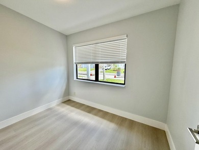 Welcome to this beautifully remodeled home in West Palm Beach ! - photo 15