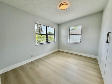 Welcome to this beautifully remodeled home in West Palm Beach ! - photo 16