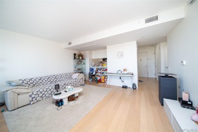Spacious and sun-filled high-floor 2-bedroom, 2-bath apartment - photo 11