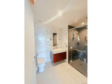 Spacious and sun-filled high-floor 2-bedroom, 2-bath apartment - photo 21