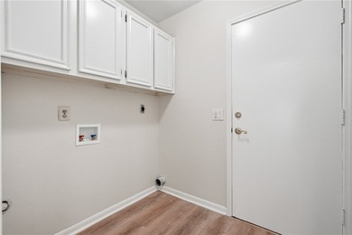 Say hello to your gorgeous new home! This stunningly updated - photo 15