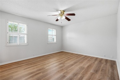 Say hello to your gorgeous new home! This stunningly updated - photo 19