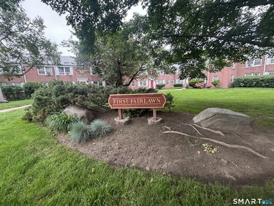 Opportunity knocks! This upper-level end-unit condo in Stamford - photo 1