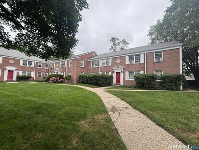 Opportunity knocks! This upper-level end-unit condo in Stamford - photo 2