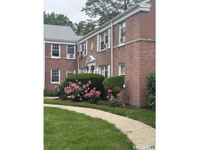 Opportunity knocks! This upper-level end-unit condo in Stamford - photo 3