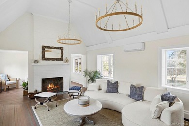 A Rare Opportunity to Own a Piece of Montauk History. Step into - photo 7