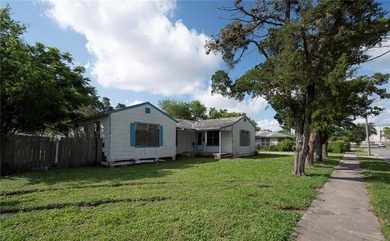 Cash buyers, bring your vision! This 1,238 sq. ft. fixer-upper - photo 2