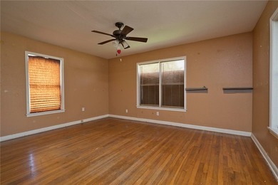 Cash buyers, bring your vision! This 1,238 sq. ft. fixer-upper - photo 7