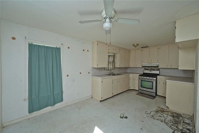 Cash buyers, bring your vision! This 1,238 sq. ft. fixer-upper - photo 9