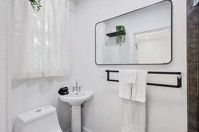 Nestled in the heart of sought-after Flamingo Park, this - photo 23