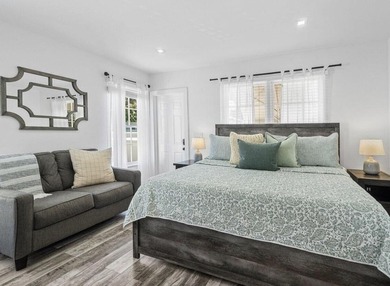 Nestled in the heart of sought-after Flamingo Park, this - photo 24