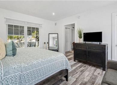 Nestled in the heart of sought-after Flamingo Park, this - photo 25
