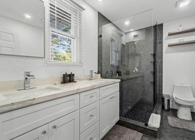 Nestled in the heart of sought-after Flamingo Park, this - photo 26