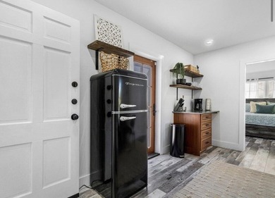 Nestled in the heart of sought-after Flamingo Park, this - photo 28