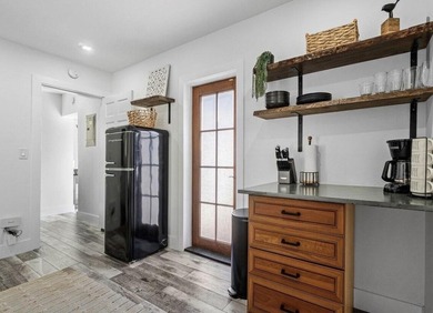Nestled in the heart of sought-after Flamingo Park, this - photo 29