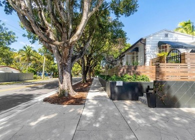 Nestled in the heart of sought-after Flamingo Park, this - photo 36