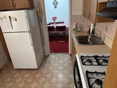 Spacious one bedroom Coop with lots of windows allowing lots of - photo 12