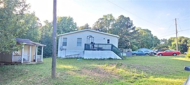 Spacious 4BR/2BA home on .81 acres in Acworth! With over 2,100 - photo 4