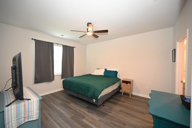 This beautifully maintained *LIKE BRAND NEW* three bedroom, two - photo 12