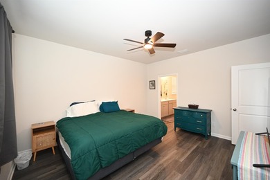 This beautifully maintained *LIKE BRAND NEW* three bedroom, two - photo 13