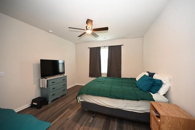 This beautifully maintained *LIKE BRAND NEW* three bedroom, two - photo 15