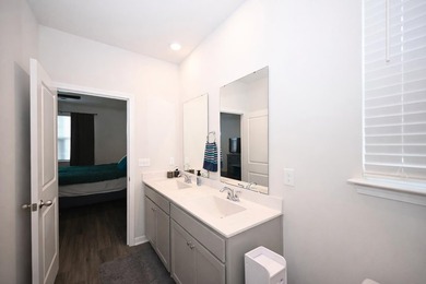 This beautifully maintained *LIKE BRAND NEW* three bedroom, two - photo 17