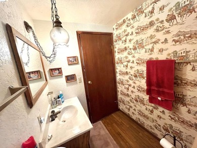 This Yosemite area home in the pines called 'Lil Oak Hill' is - photo 32