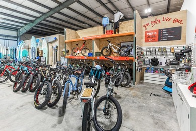 Extraordinary 14,000+ Square Foot Warehouse, Showroom, and - photo 10
