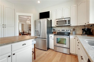 Updated 4BD/3.5BA, 2,928 sqft golf-front cottage in The Orchard - photo 14