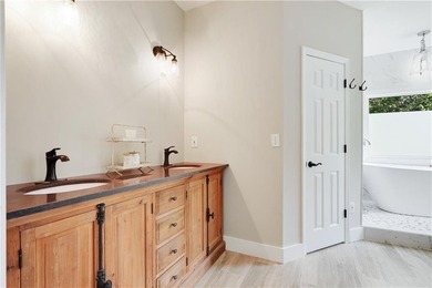 Updated 4BD/3.5BA, 2,928 sqft golf-front cottage in The Orchard - photo 23