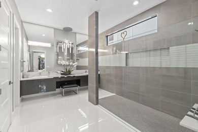 Stunning 4-bedroom, 5-bathroom lakefront estate home in - photo 11