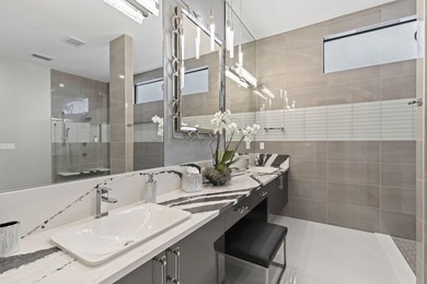 Stunning 4-bedroom, 5-bathroom lakefront estate home in - photo 12