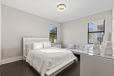 Stunning 4-bedroom, 5-bathroom lakefront estate home in - photo 20