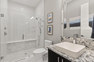 Stunning 4-bedroom, 5-bathroom lakefront estate home in - photo 21
