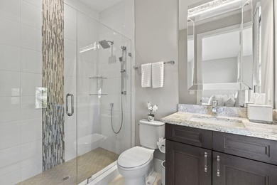 Stunning 4-bedroom, 5-bathroom lakefront estate home in - photo 26