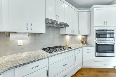 Light and Bright! Thoughtfully-designed, and immaculately - photo 6