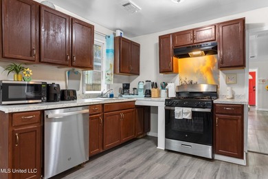 Newly remodeled and ideally located just minutes from the beach - photo 11