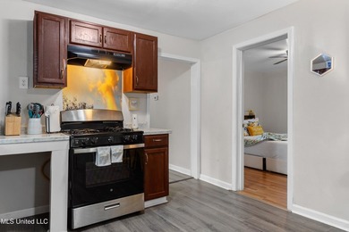 Newly remodeled and ideally located just minutes from the beach - photo 12