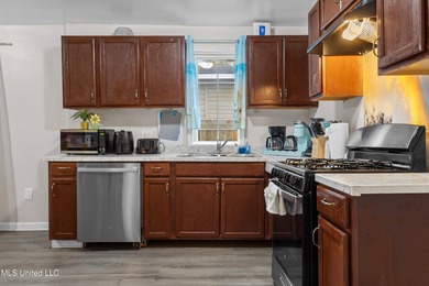 Newly remodeled and ideally located just minutes from the beach - photo 13