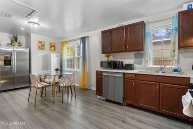 Newly remodeled and ideally located just minutes from the beach - photo 14