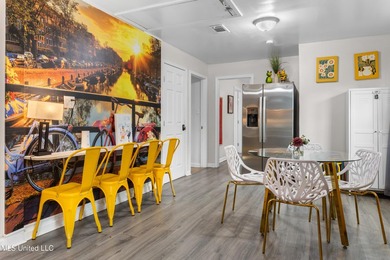 Newly remodeled and ideally located just minutes from the beach - photo 15
