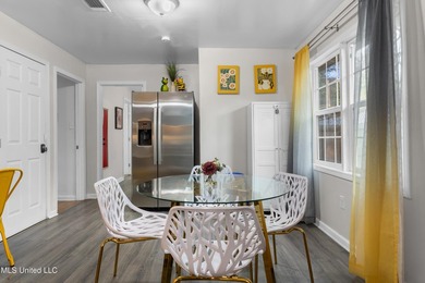 Newly remodeled and ideally located just minutes from the beach - photo 16