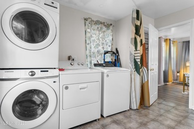 Newly remodeled and ideally located just minutes from the beach - photo 24