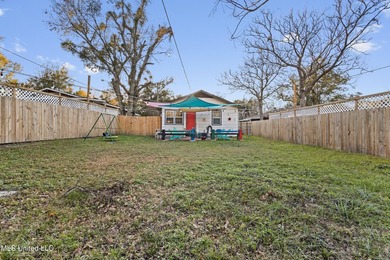 Newly remodeled and ideally located just minutes from the beach - photo 28