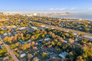 Newly remodeled and ideally located just minutes from the beach - photo 31