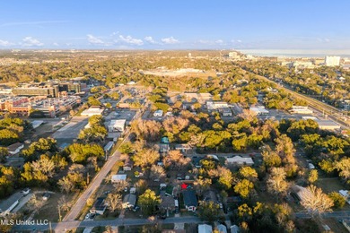 Newly remodeled and ideally located just minutes from the beach - photo 32
