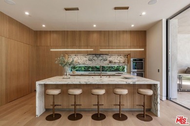 Located on one of Brentwood's most coveted streets and moments - photo 11