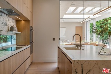 Located on one of Brentwood's most coveted streets and moments - photo 12
