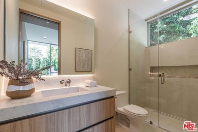 Located on one of Brentwood's most coveted streets and moments - photo 18