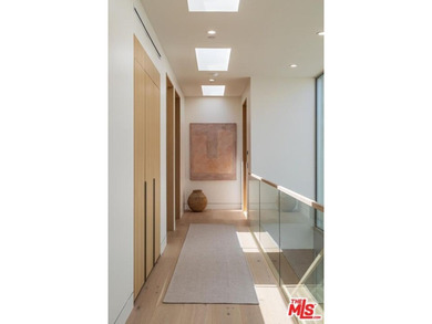Located on one of Brentwood's most coveted streets and moments - photo 19